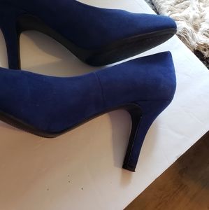 Woman's size 9.5 m faux blue suede heels
